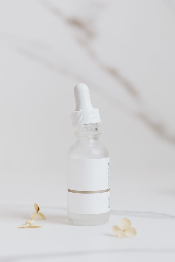 Glass serum bottle with dropper